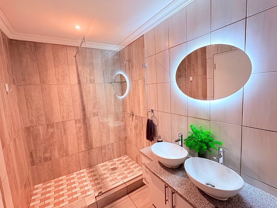 5 Bedroom Property for Sale in Reebok Western Cape